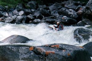 В средней части Амбартогольского ущелья. Фото 2.